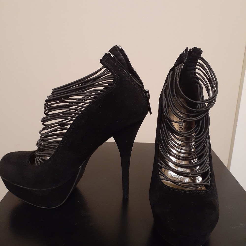 Black pumps